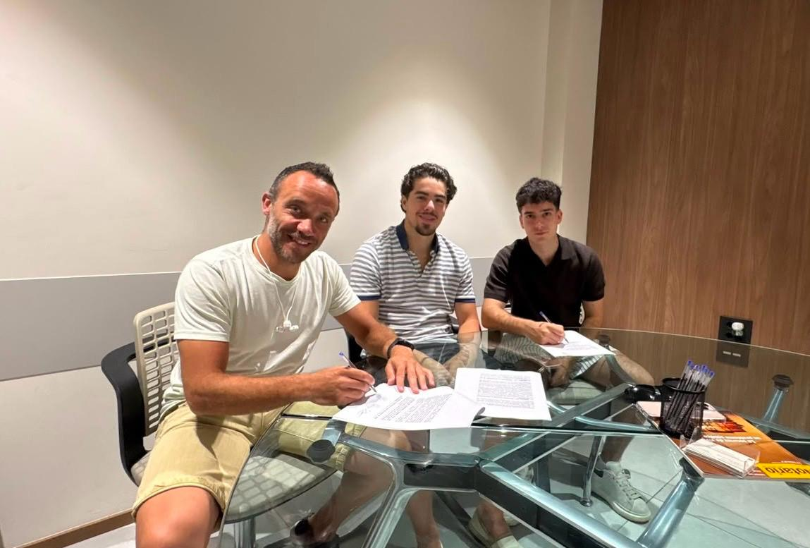 Los tres socios fundadores de KMCEO firmando